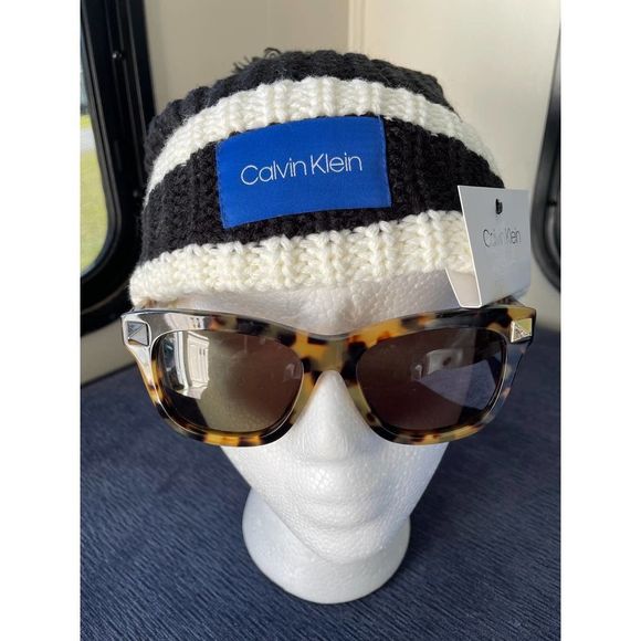 NWT - Calvin Klein Cable Knit Pom Beanie - Picture 2 of 5